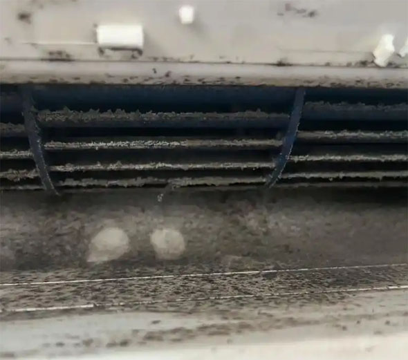 惠安空调吹的风有股烧焦味是怎么回事